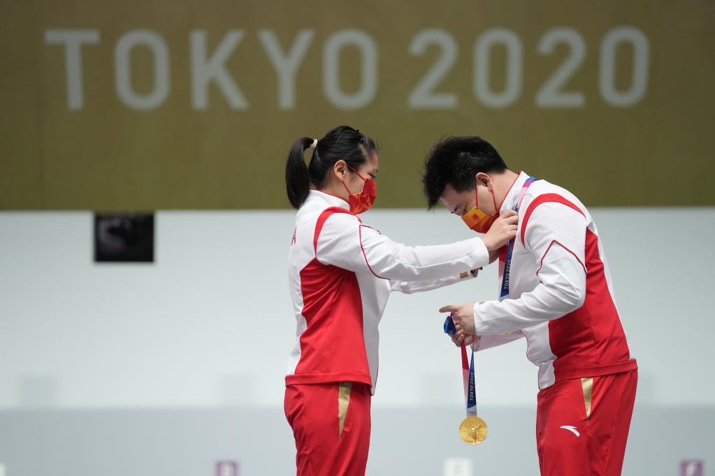 Olimpíadas: China ganha medalha de ouro na prova de pistola de ar de 10m mista