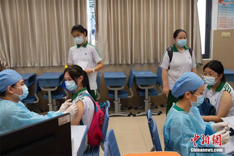 Guangdong começa vacinação contra a Covid-19 para jovens dos 12 aos 17 anos 