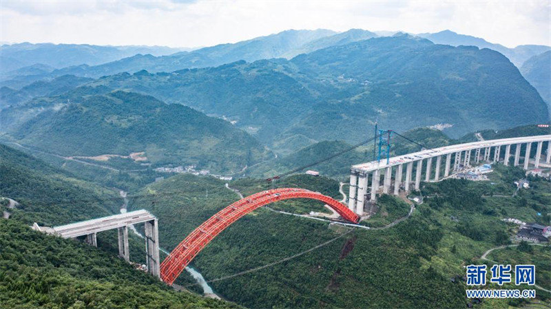 Arco principal da ponte transfronteiriça da via expressa Renhuai-Zunyi é selado no Sudoeste da China