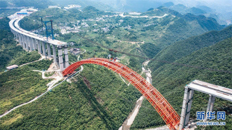 Arco principal da ponte transfronteiriça da via expressa Renhuai-Zunyi é selado no Sudoeste da China
