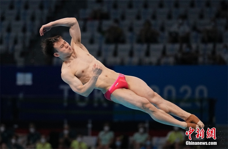 Olimpíadas: Xie Siyi conquista medalha de ouro no salto de trampolim de 3m masculino 