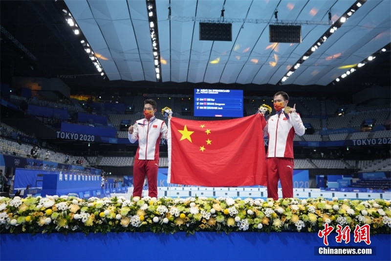 Olimpíadas: Xie Siyi conquista medalha de ouro no salto de trampolim de 3m masculino 