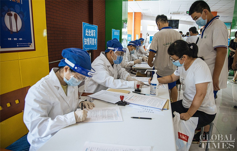 Beijing lança campanha de vacinação contra Covid-19 para jovens entre 12 e 17 anos