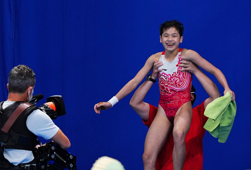 Saltadora adolescente mantém a equipe nacional da China no topo