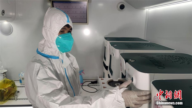 Wuhan: ônibus laboratório ajuda a realizar teste de ácido nucleico em grande escala    