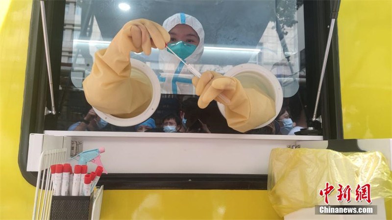 Wuhan: ônibus laboratório ajuda a realizar teste de ácido nucleico em grande escala    