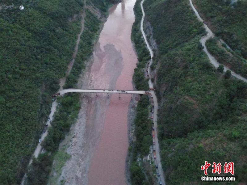 Elefantes asiáticos errantes atravessam seguramente o rio Yuanjiang 