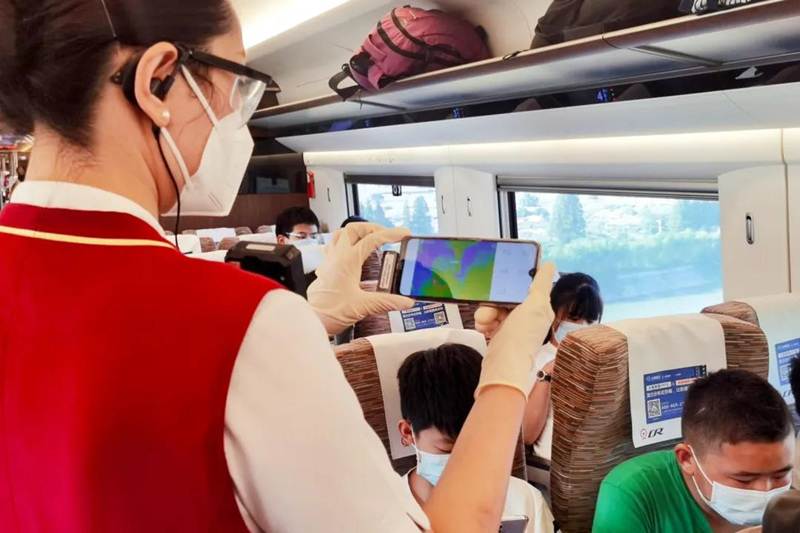 Assistente de bordo de trem de alta velocidade “secretamente fotografa” passageiros