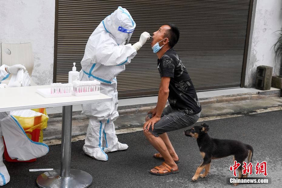 Hunan: residentes fazem fila para realizar testes de ácido nucleico  