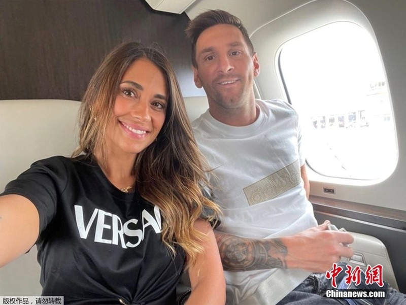 Messi chega a Paris para assinar com o PSG  