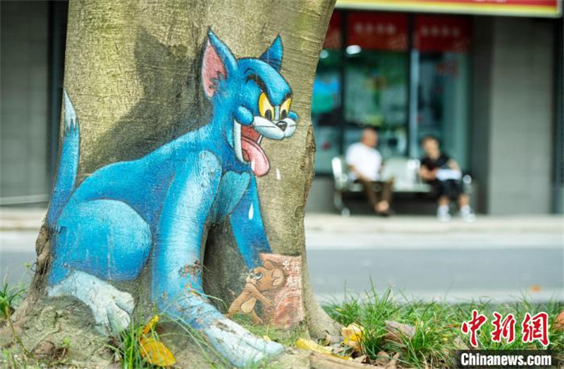 Chengdu: artistas pintam árvores ao longo da margem do rio Fuhe