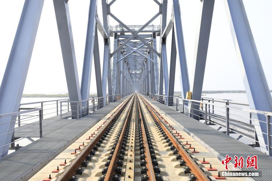 Instalação de trilho para ferrovia transfronteiriça sino-russa termina em Heilongjiang