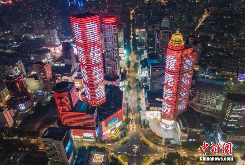 Nanjing ilumina edifícios em homenagem aos trabalhadores médicos   