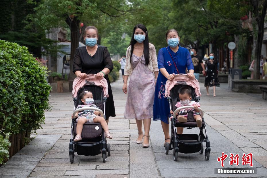 Cidadãos usando máscaras caminham na cidade de Nanjing, província de Jiangsu, leste da China, em 22 de agosto.