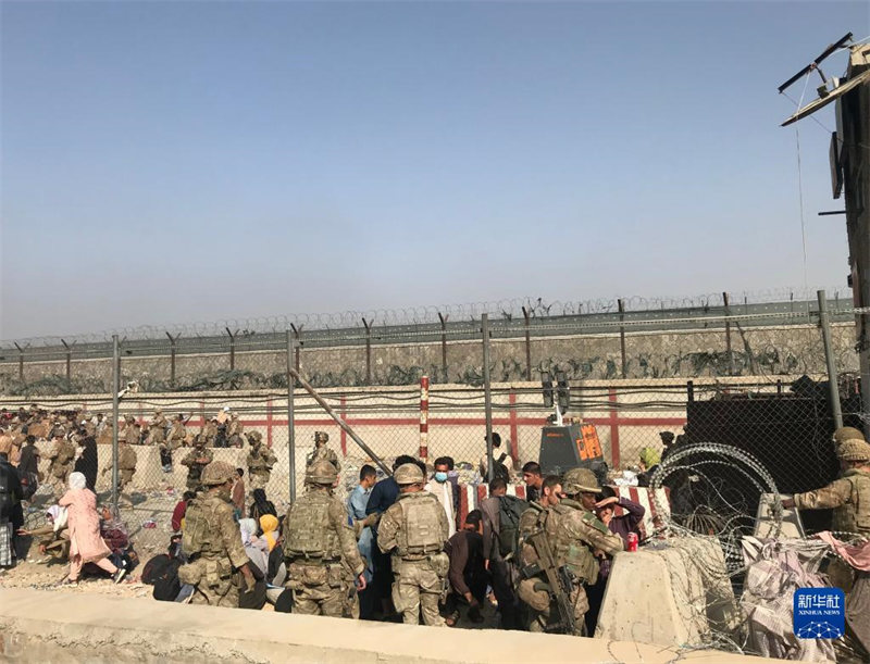 Afeganistão: pessoas fora do aeroporto de Cabul   
