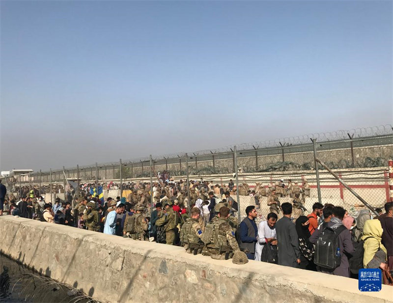 Afeganistão: pessoas fora do aeroporto de Cabul   