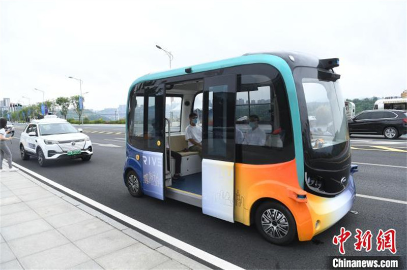 Veículos automáticos são exibidos na Exposição China Inteligente 2021