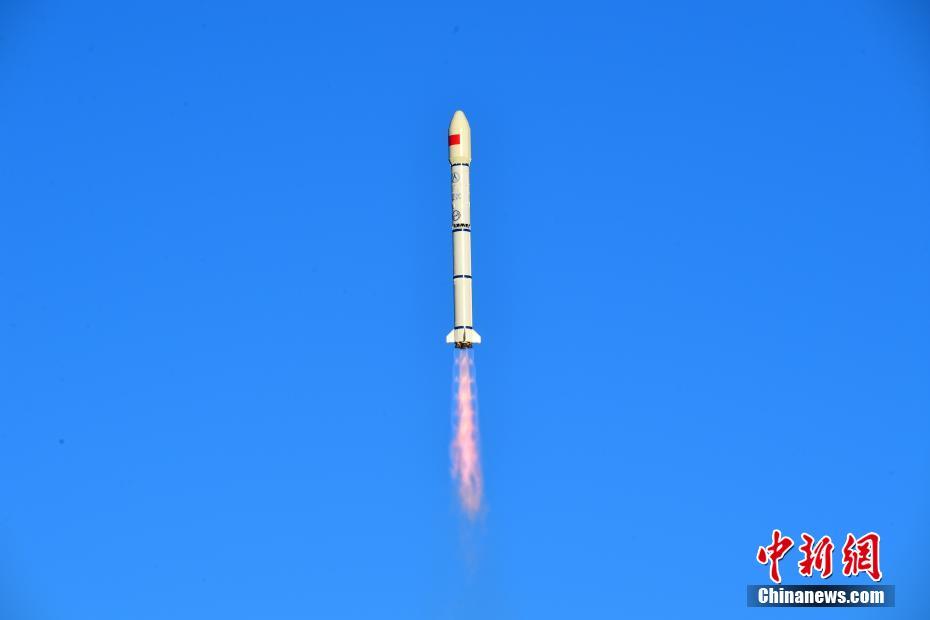 China lança dois satélites experimentais