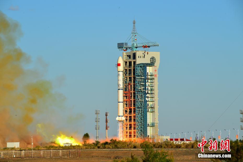 China lança dois satélites experimentais