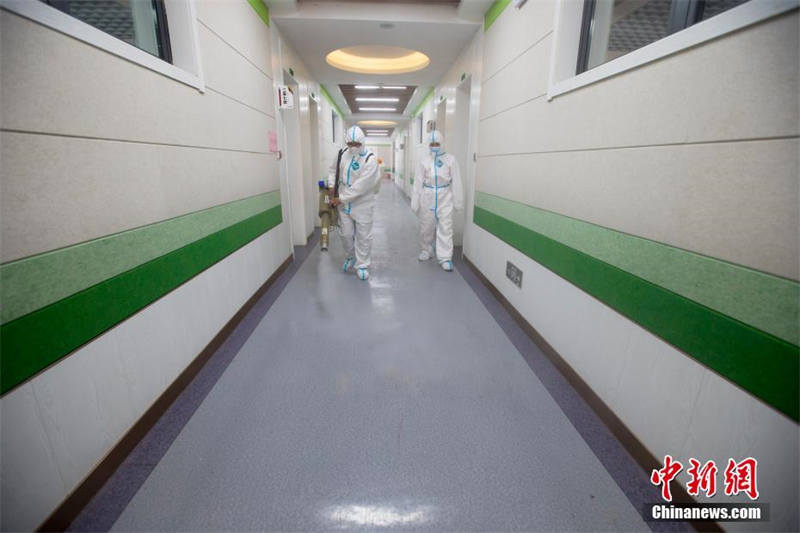 China: escola na província de Shanxi realiza limpeza e desinfeção para retorno escolar seguro