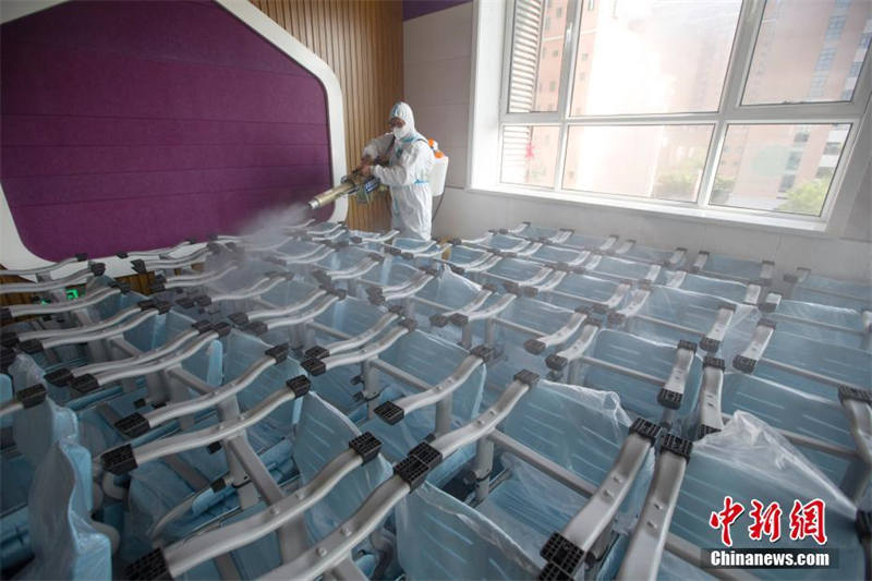 China: escola na província de Shanxi realiza limpeza e desinfeção para retorno escolar seguro