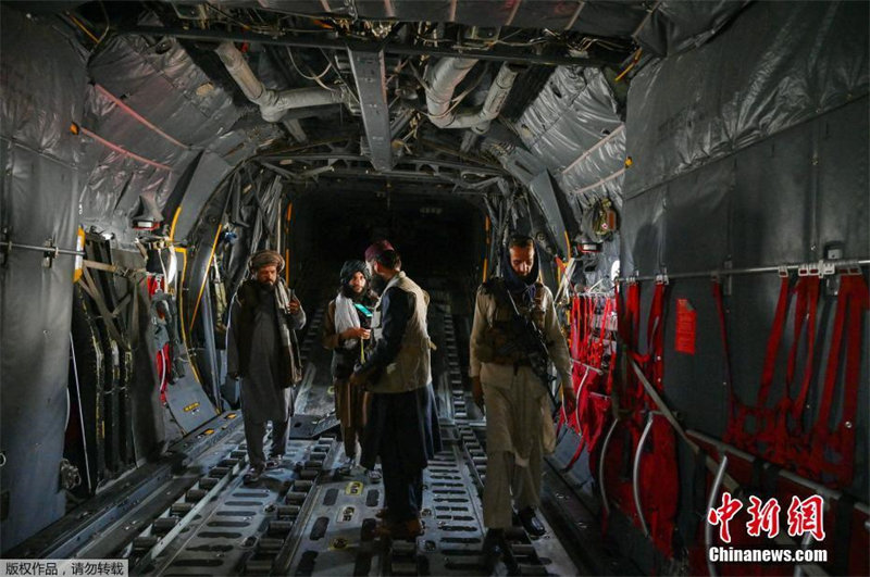 Afeganistão: Talibã assume controle do aeroporto de Cabul após retirada dos EUA