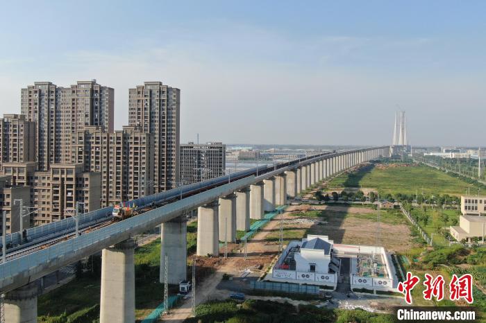 China: seção Jiangxi da ferrovia de alta velocidade Anqing-Jiujiang começa a colocar trilhos