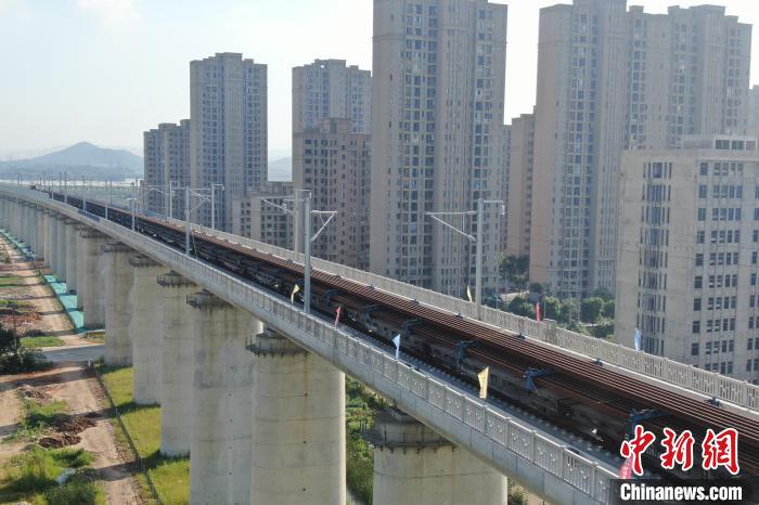 China: seção Jiangxi da ferrovia de alta velocidade Anqing-Jiujiang começa a colocar trilhos