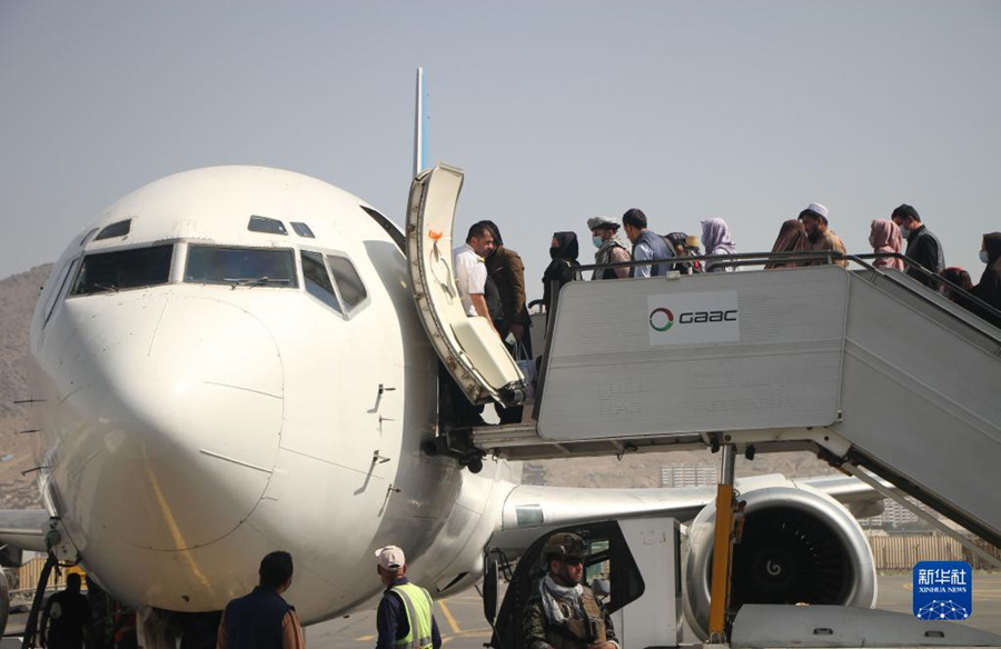 Afeganistão retoma voos domésticos