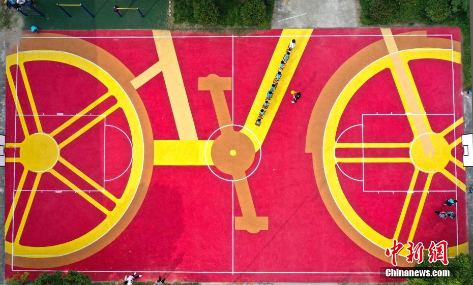 Jiangxi: escola primária rural instala quadra de basquete com materiais reciclados