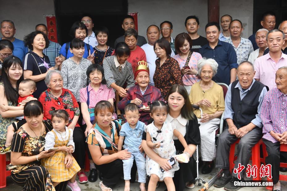 Chengdu: idosa comemora 121 anos com festa de aniversário   