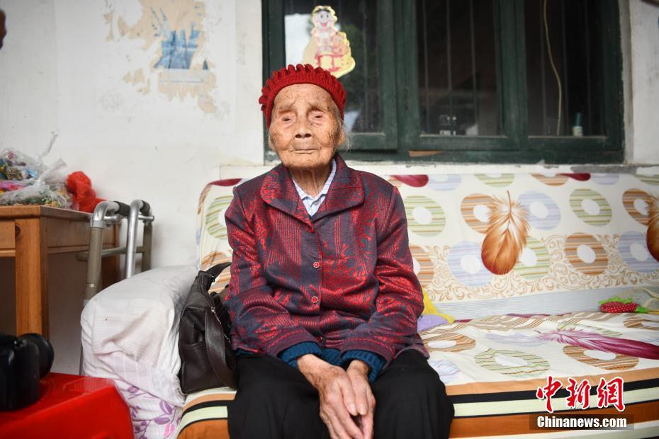 Chengdu: idosa comemora 121 anos com festa de aniversário   