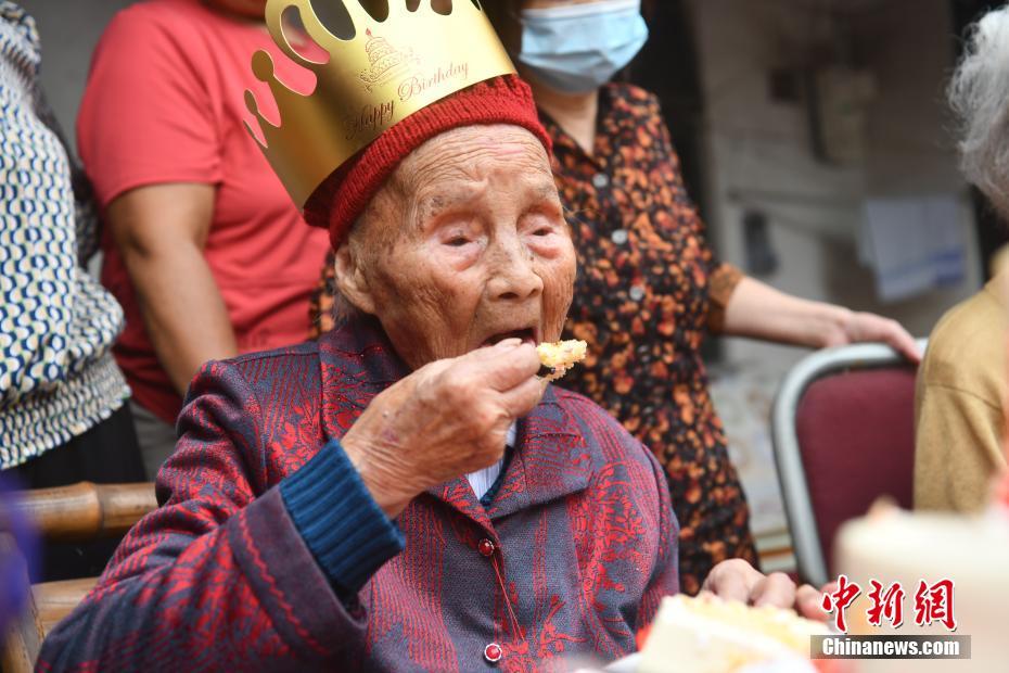 Chengdu: idosa comemora 121 anos com festa de aniversário   