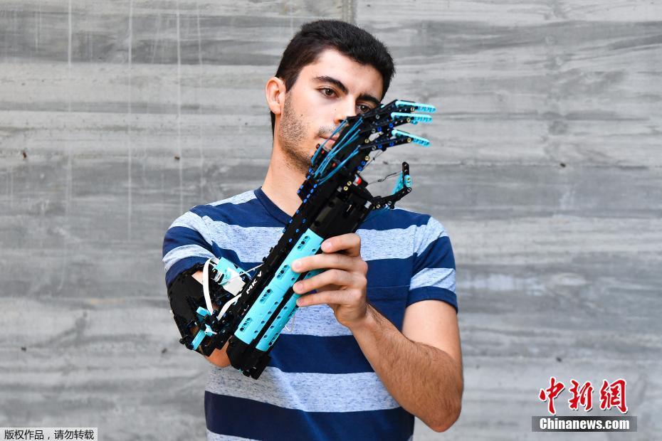 Jovem espanhol cria prótese usando peças de Lego