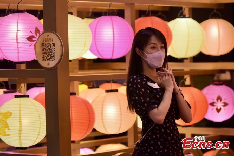 Hong Kong realiza show de lanternas para celebrar próximo Festival do Meio do Outono 