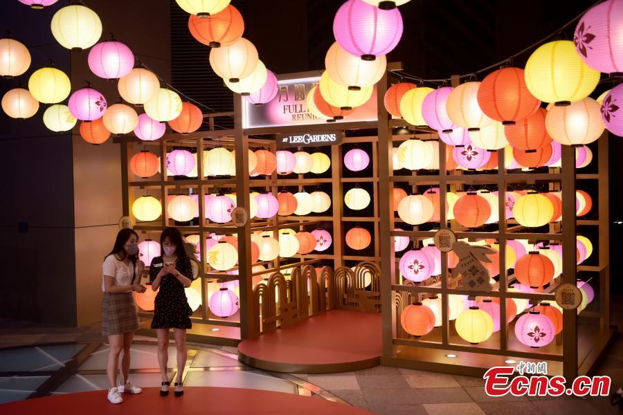 Hong Kong realiza show de lanternas para celebrar próximo Festival do Meio do Outono 