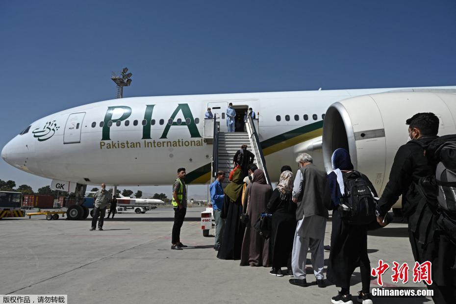 Primeiro vôo comercial estrangeiro aterra em Cabul após Talibã assumir controle 
