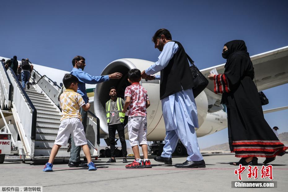 Primeiro vôo comercial estrangeiro aterra em Cabul após Talibã assumir controle 