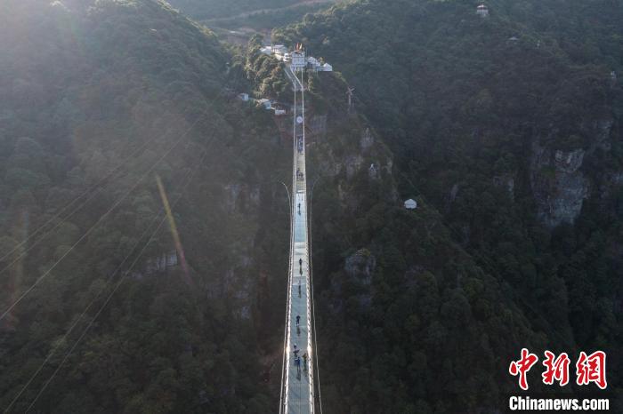 Ponte de vidro nas montanhas de Pingshan atrai vários turistas 