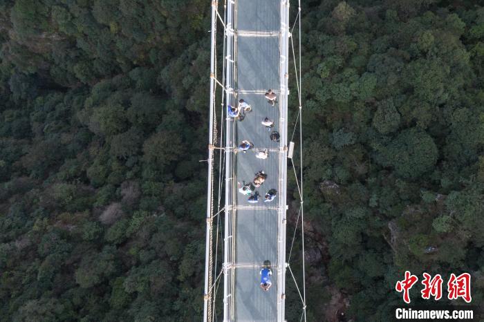 Ponte de vidro nas montanhas de Pingshan atrai vários turistas 