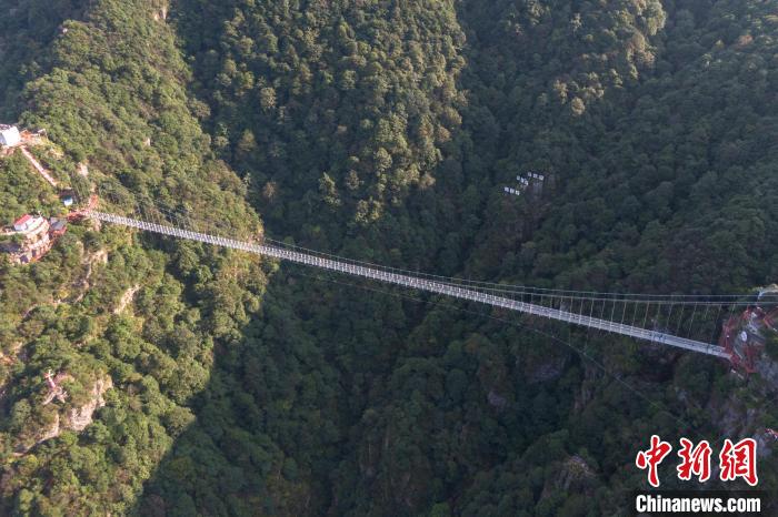 Ponte de vidro nas montanhas de Pingshan atrai vários turistas 