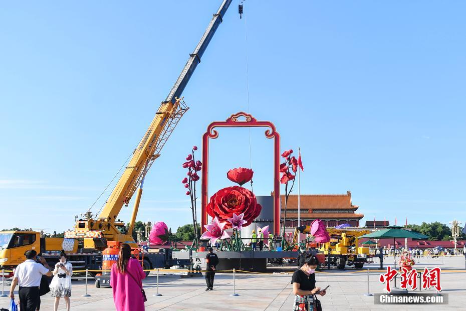 Canteiros de flores são instalados Praça Tiananmen para celebrar o Dia Nacional