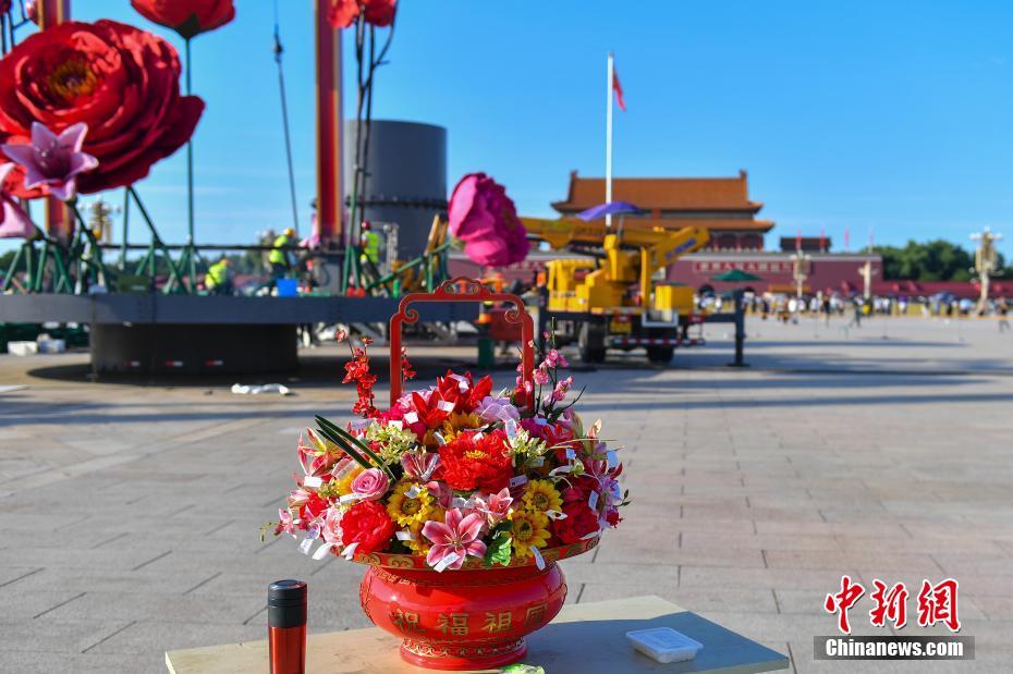 Canteiros de flores são instalados Praça Tiananmen para celebrar o Dia Nacional