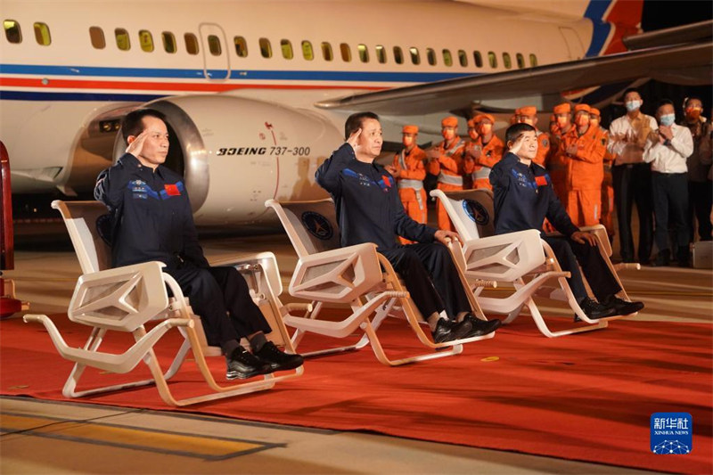 Astronautas da missão Shenzhou-12 chegam com sucesso a Beijing 