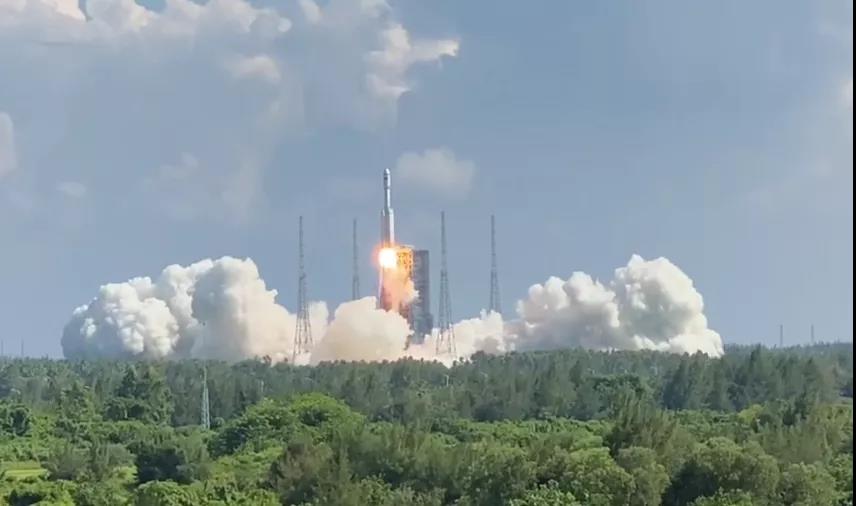 China lança cargueiro espacial Tianzhou-3 ao espaço
