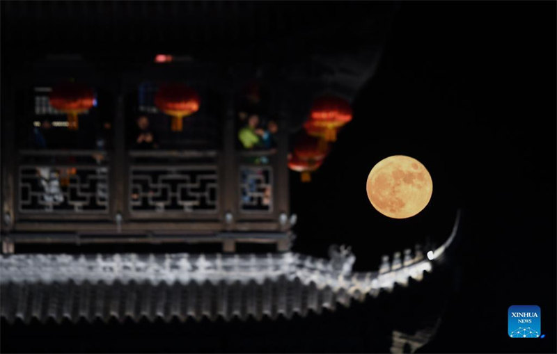 Galeria: Festival da Lua comemora a maior lua cheia do ano