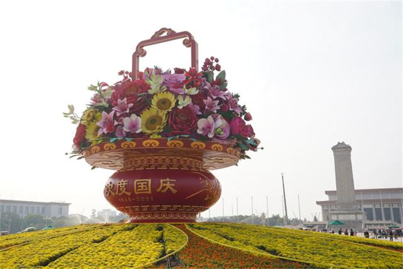 Canteiros de flores são instalados na Praça Tiananmen para celebrar o Dia Nacional