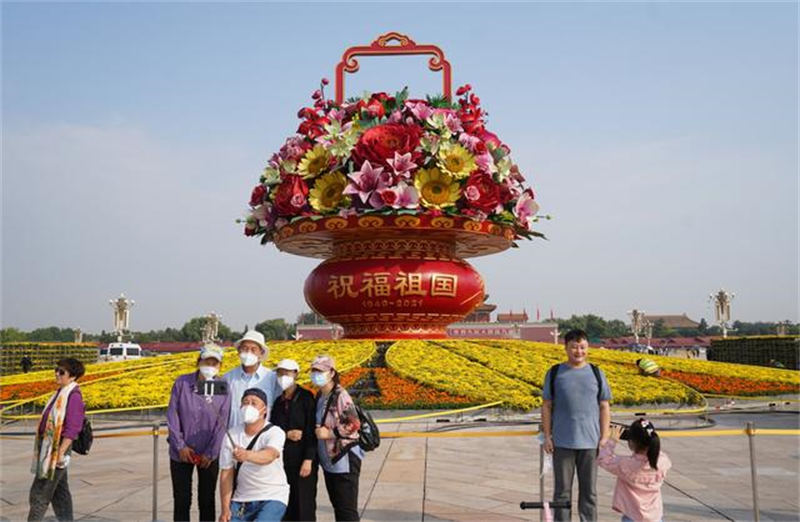 Canteiros de flores são instalados na Praça Tiananmen para celebrar o Dia Nacional