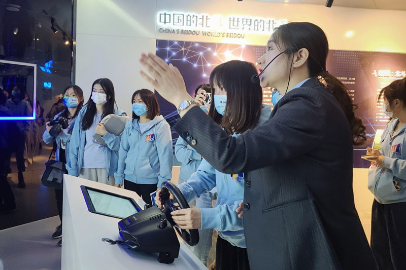 China: carreiras de alta tecnologia atraem jovens para o Parque de Software de Xinjiang
