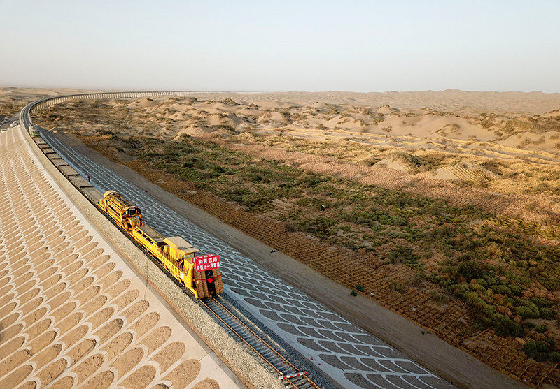China: primeira ferrovia do mundo em torno do deserto é concluída